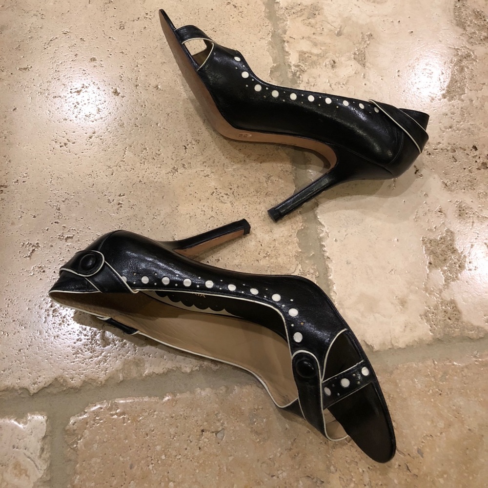 ⭐️⭐️3/$25⭐️⭐️7.5 Black & White BCBG heels